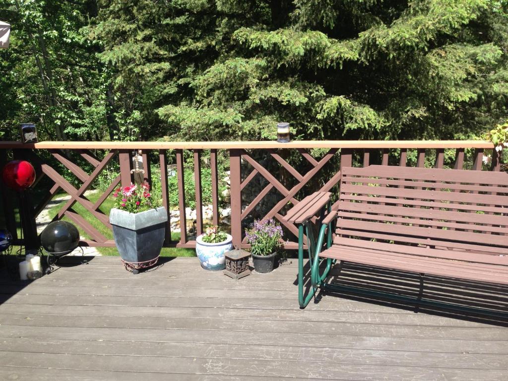 Redwood Meadows Bed And Breakfast Bragg Creek ภายนอก รูปภาพ